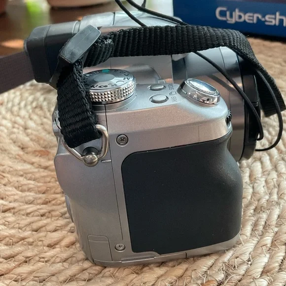 Sony Cyber-shot DSC-H1 DSC Super SteadyShot 5.1 Mega Pixels 12.0x Zoom in Box - Picture 7 of 16